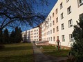 Současnou budovou obklopuje park