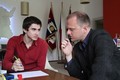 Hejtman Martin Netolický naslouchá studentovi Václavovi Kotyzovi, který mu představil svůj projekt