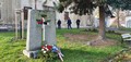 Památník nesvobody před farou navazuje na kříže v Ležákách