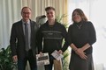 Roman Línek a Renáta Růžičková s vítězem grafické soutěže Filipem Slachem