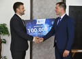Předáním finančního daru zahájila spolupráci českotřebovská průmyslová škola a firma AVX