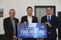 Předáním finančního daru zahájila spolupráci českotřebovská průmyslová škola a firma AVX. Zleva: Radní Bohumil Bernášek, Hynek Stejskal a Jan Kovář