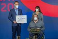 Pavel Šotola předává šek pro handicap centrum KŘIŽOVATKA