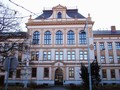Zateplování školních budov v kraji pokračuje. Na řadě je gymnázium v Poličce a budovy pardubického domova mládeže