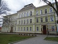 Gymnázium ve Vysokém Mýtě dostane novou střechu, kraj už vybral projektanta