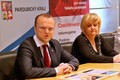 Hejtman Martin Netolický a radní Ludmila Navrátilová na tiskové konferenci