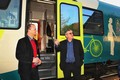 Hejtman Netolický s náměstekem Duškem před modernizovanou vlakovou soupravou