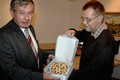 Hejtman Radko Martínek předal starostovi dort. Foto: archiv
