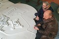 Historici R.F. Václavík a B. Šeda u modelu