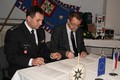 Hejtman Radko Martínek a ředitel Krajského ředitelství Radek Malíř podepsali darovací smlouvu a dohodu o spolupráci. Foto: Luboš Kozel