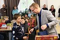 Vítěz nejladší kategorie Jindřich Morávek dostává cenu od Pavla Šotoly