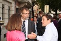 Hejtamn Radko Martínek s vedoucí zastoupení Pk v Bruselu Karolínou Brennerovou a hrabětem Kinským. Foto: Luboš Kozel