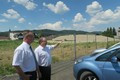 Petr Hájek ukazuje Romanu Línkovi plány města kolem bývalé Perly