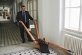 Historickou repliku ruchadla z dílny žáků SPŠ stavební v Rybitví si důkladně prohlédl krajský radní Václav Kroutil