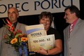 V Lukavici na Ústeckoorlicku mají od středy Modrou stuhu. Aby společenský život i nadále rozkvétal, dostala starostka Ilona Severová ještě šek na sto tisíc korun. Foto: archiv