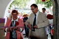 Hejtman Radko Martínek otevřel firemní prodejnu rodinného pekařství s majitelkou Danuškou Štefanovou. Foto: archiv