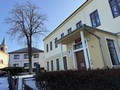 Včelákov nabízí žákům moderní zázemí v historické budově základní školy. Ve výstavbě je nová budova pro dětskou skupinu