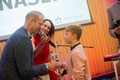 Cenu předává 1. náměstek hejtmana pro investice a sport Dušan Salfický