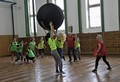 Kin-ball i dobrovolnická činnost. Studenty z Newcastlu hostí chrudimská obchodní akademie