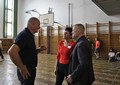 Radní Bernášek při návštěvě pohovořil se zástupkyní Šárkou Pudilovou a učitelem z partnerské školy Malcolmem Jacobsem.