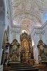Interiér kostela vyniká bohatou štukovou výzdobou