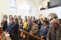 Účastníci vzpomínkové bohoslužby