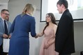 náměstkyně pro zdravotnictví Michaela Matoušková předává cenu