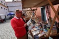 Nabídku antikvárních knih a gramodesek si prohlédl i Roman Línek