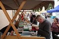 Na jarmarku knih na Příhrádku bylo možné získat i knihy vyřazené z knihovního fondu zdarma