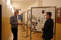 Radní Josef Kozel a ředitel školy Miloslav Dušek u soutěžní galerie