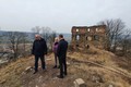 I na tomto místě se oddává, Roman Línek se starostou obce Milanem Šedajem a místostarostkou Janou Sáblíkovou