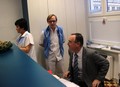 Jak se sedí lékařům a sestrám na recepci v 1. patře vyzkoušel Roman Línek