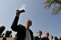 Cenu Jana Pernera obdržel náměstek Jaromír Dušek od historika Jiřího Kotyka
