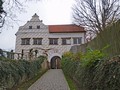 Nově opravená vstupní brána hradu Košumberk, kterou nechal krajský hejtman Diviš Slavata z Chlumu v roce 1614 vyzdobit sgrafitem se svým a manželčiným rodovým erbem.