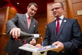Zleva ředitel Regionální rady Zdeněk Vašák, hejtman Libereckého kraje Martin Půta a hejtman Pardubického kraje Martin Netolický při křtu knihy Tady jsme d