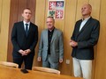 Bohumil Bernášek uvedl do funkce nového ředitele školy Jiřího Štěpánka (vlevo).