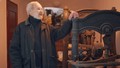 Archeolog Vít Vokolek s dochovalým lisem na umělecké tisky z Vokolkovy tiskárny