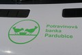 Logo potravinové banky na automobilu