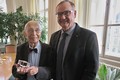 Miroslav Řepa s čestnou cenou díků za Stavbu roku od náměstka hejtmana Romana Línka