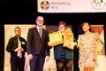 Monika Mašková přebírá Cenu Pavla Šotoly