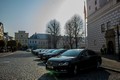 Vozidla prezidentské návštěvy na náměstí v Lanškrouně