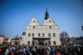 Lidé v Lanškrouně čekající na příjezd prezidenta