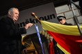 Prezident věší pamětní stuhu na prapor města