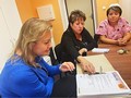 Michaela Matoušková a Eva Petrlíková nad jídelníčkem