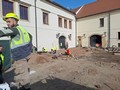Na nádvoří bude šest stromů