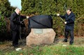 Desku slavnostně odhalili krajský zastupitel Miroslav Krejčí a radní Pardubického kraje Václav Kroutil. Foto: Miloš Spáčil