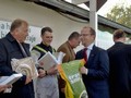 Zleva majitel koně Václav Luka, žokej Josef Bartoš a hejtman Martin Netolický