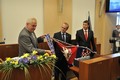 Prezident připevnil na prapor kraje pamětní stuhu prezidenta republiky