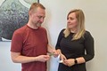 Kateřina Netolická přinesla ukázat vítěznou plaketu radnímu Pavlu Šotolovi