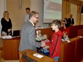 Radní Pavel Šotola gratuluje vítězi kategorie A Lukášovi Culkovi